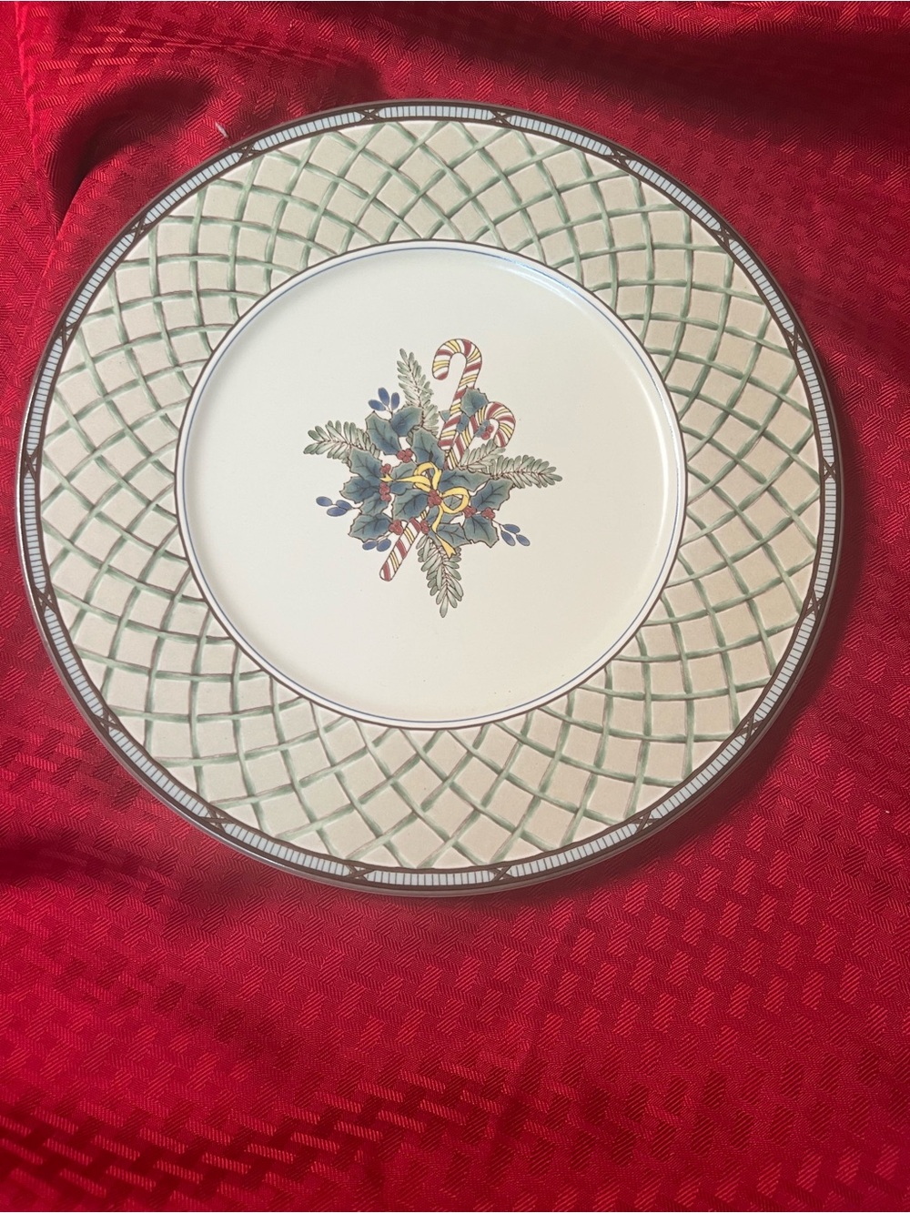 Mikasa White and Green Lattice Dinner Plate with Candy Cane Motif